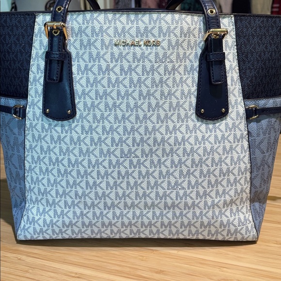 Michael Kors Navy Blue and White Pebble Leather Bag - Picture 1 of 10